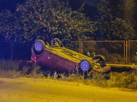 Umalo uletio ljudima u dvorište: Saobraćajka u Sremskoj Kamenici