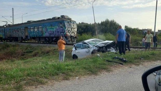 Voz udario u auto, vozač završio na UKC-u RS