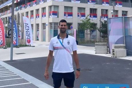 Nole „banuo“ u Olimpijsko selo sa prijateljima, pa se fotkao i sa jednom od najljepših odbojkašica Srbije