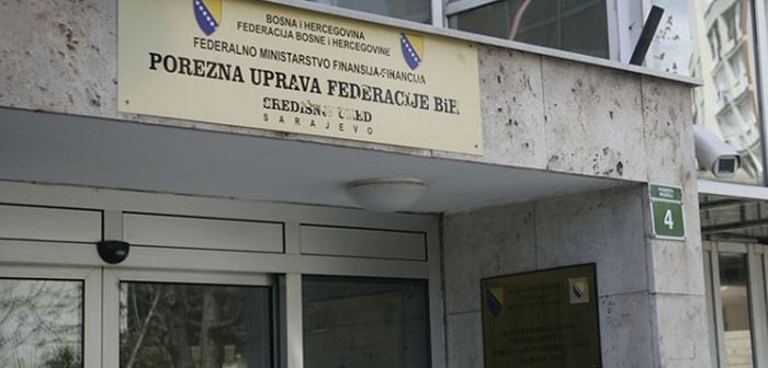 Upao na rolerima u zgradu Poreske uprave u Sarajevu, zatim je uslijedio fizički obračun