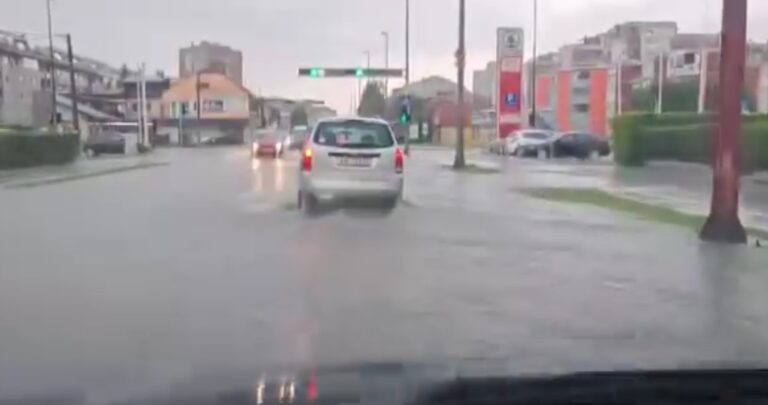 Snažno nevrijeme u Karlovcu: Grom zapalio kuću, automobili „plivaju“ u vodi