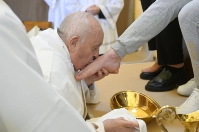 Papa Franja prao i ljubio stopala ženama FOTO