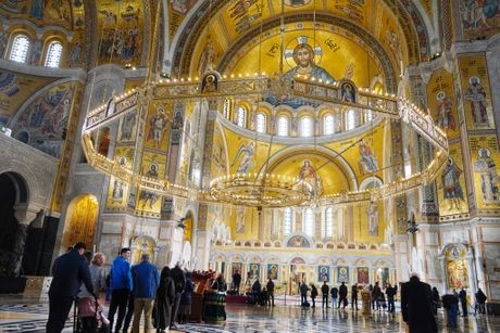 Vjernici slave Vaskrs, patrijarh Porfirije u Hramu služi ponoćnu liturgiju