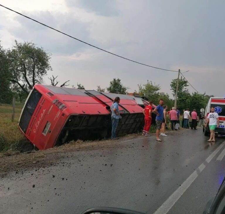 Autobus sletio s puta u Orašcu: Povrijeđeno 10 osoba FOTO