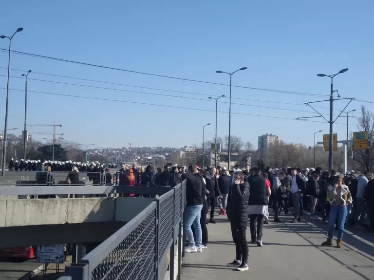 Haos u Beogradu, Autokomanda blokirana! Jake policijske snage ne dozvoljavaju ljudima da prođu, stvaraju se gužve, tramvaji stoje