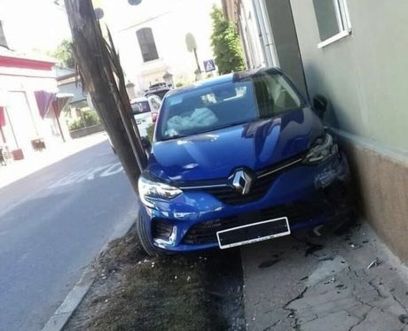 „Ni pauk mu ne može ništa“: Umjetnost parkiranja automobila u selu Čerević