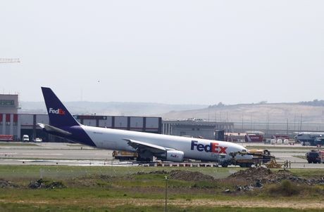 Drama na aerodromu u Turskoj: Avion morao hitno da sleti, nos letelice klizio po pisti, sevale varnice