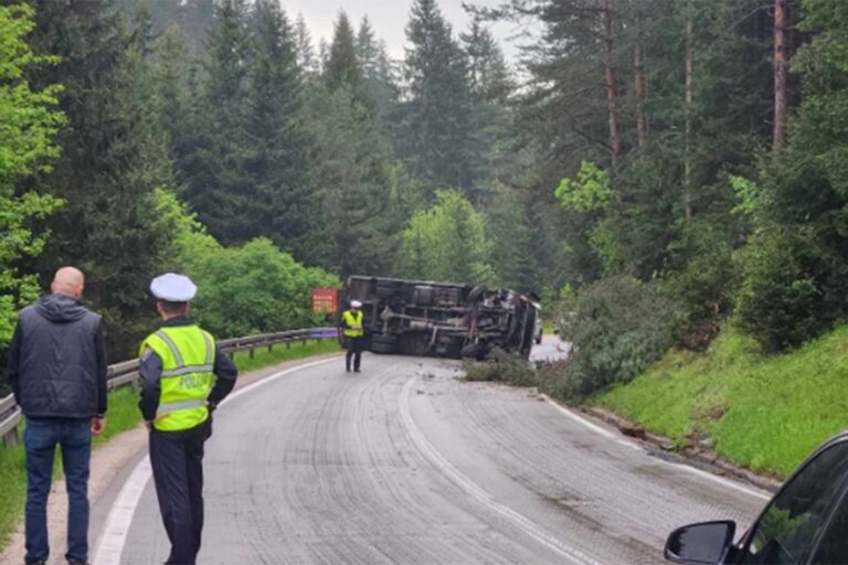 Prevrnuo se kamion, povrijeđen vozač