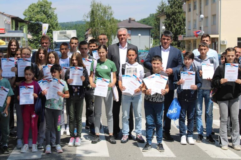 Lopare: Savić i Ristić uručili diplome i zahvalnice nagrađenim učenicima