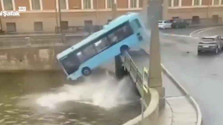 Autobus sa putnicima sletio u rijeku u Sankt Peterburgu: Ima poginulih