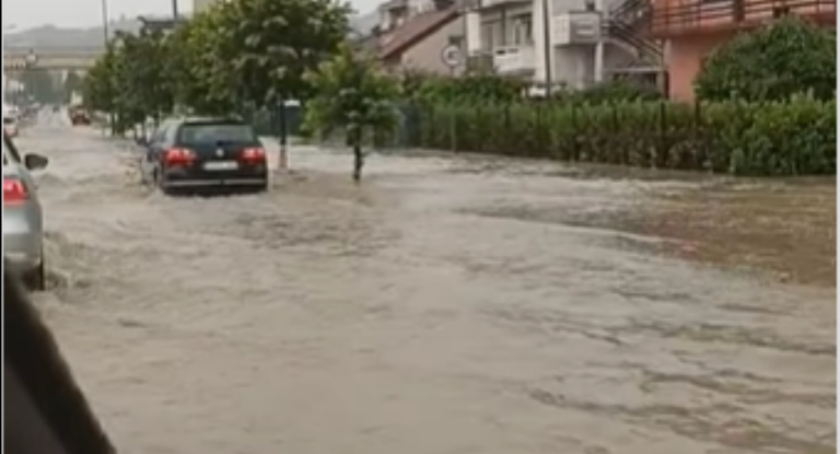 Banjaluka nakon nevremena: Voda ušla kuće, auta se probijaju kroz rijeku na ulici