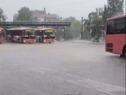 Grad pogodio okolinu Beograda: Zabilježena apokaliptične scene, prst se ne vidi pred okom