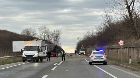 Prvi snimak lančanog udesa na Mokroluškom brdu: Na putu odvaljen branik i djelovi vozila