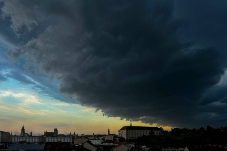 Jako nevrijeme pogodilo Austriju: Vjetar nosio krovove i drveće, zabilježeno 190.000 udara groma