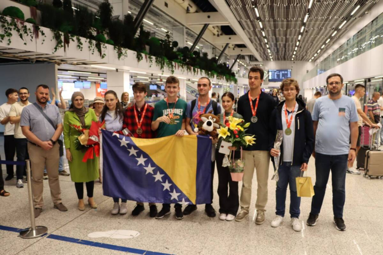 Fenomenalni BIH matematičari se vratili kući: Upriličen doček za osvajače olimpijskih medalja na sarajevskom aerodromu