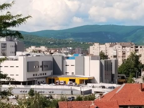 Krvava noć u Leskovcu: Izbodeni muškarac i žena, hitno operisani u Nišu