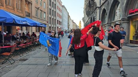 Skandal! Pet Albanki ispred Srba u kafiću pokazivale zastave tzv. Kosova, navijač im je oteo i bacio na pod