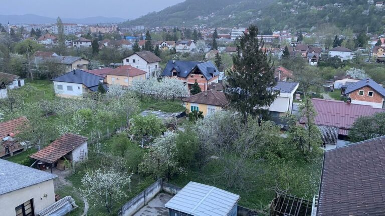 Jaki udari vjetra u Banjaluci:  Ljudi sklanjaju stvari oko kuća, saobraćaj otežan