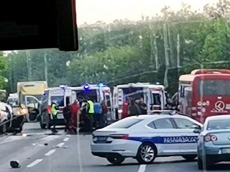 Prve slike direktnog sudara autobusa i auta kod Mladenovca: Tri ekipe Hitne na licu mesta