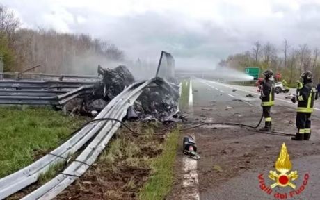 Stravične fotografije „ferarija“ u kom su poginuli Srbin i devojka: Vozilo prepolovljeno, tela ugljenisana