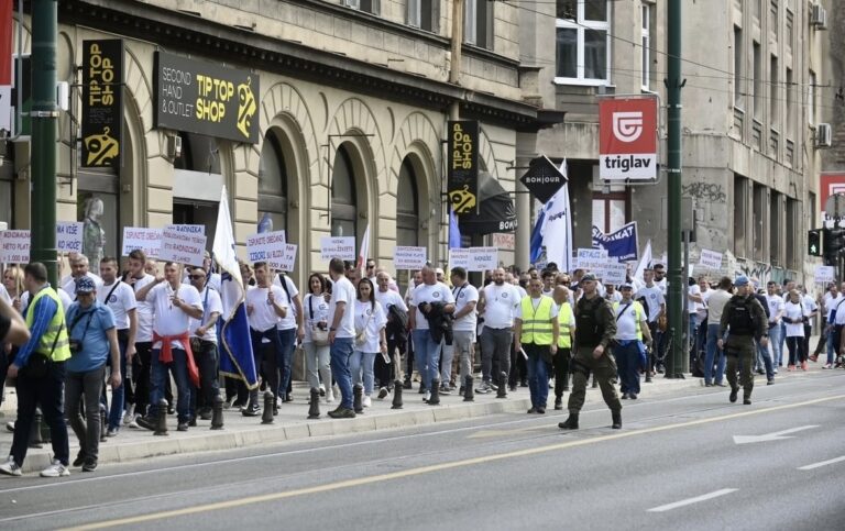 Protestna šetnja metalaca u Sarajevu: U borbi za svoja prava traže satnicu od 5,68 KM