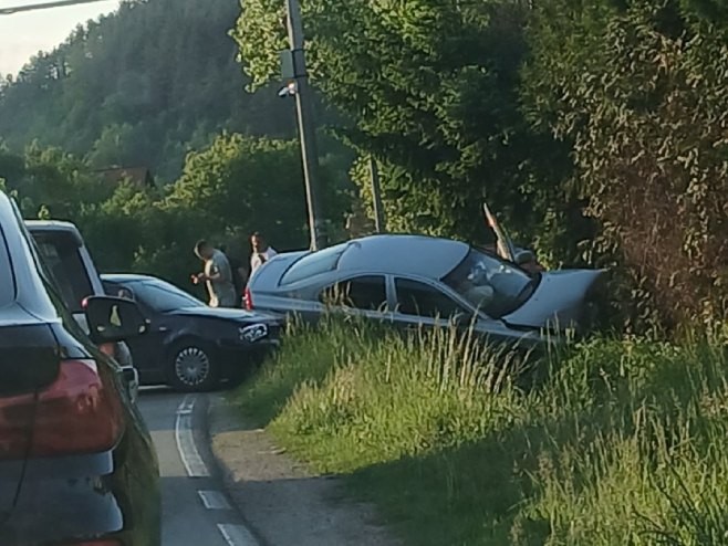 Potpuno slupan auto: Težak udes na putu Banjaluka – Jajce, saobraćaj usporen