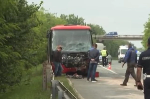 Poginuo vozač džipa, povređene prevozili sanitetima i automobilima: Jezivi detalji teškog udesa kod Mladenovca