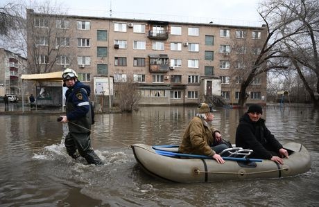 Jeziv prizor poplava u Rusiji i Kazahstanu: Desetine hiljada ljudi evakuisano, brane probijene, voda nadolazi