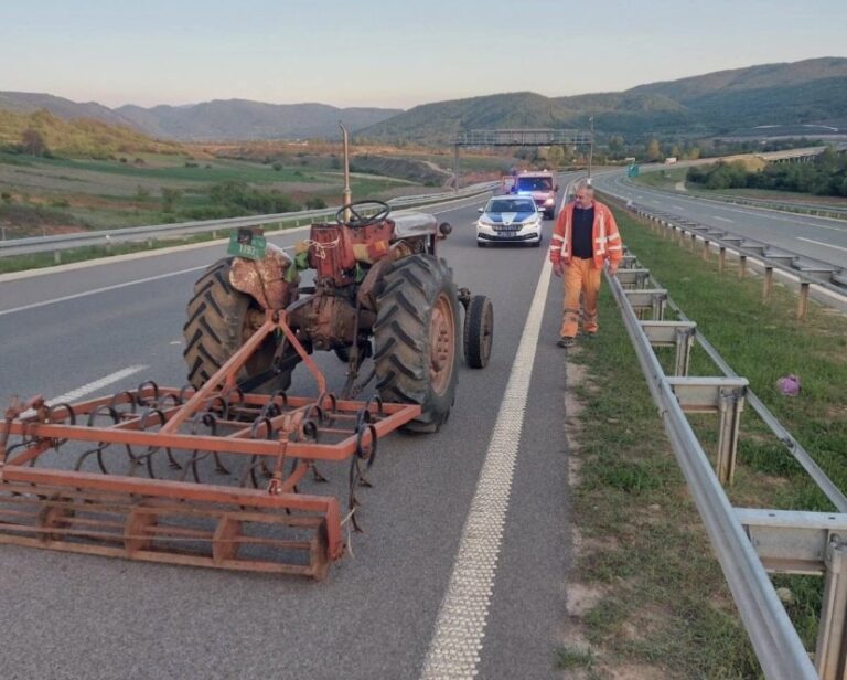 Pijan vozio traktor suprotnim smijerom na auto-putu kod Dimitrovgrada: Policija bila primorana da preusmijeri saobraćaj