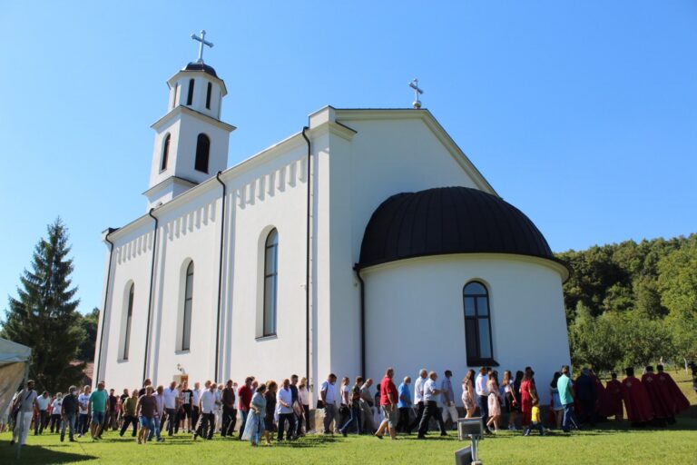 Ilindanski sabor Tuzlaka u porti hrama Vaznesenja Gospodnjeg u Požarnici