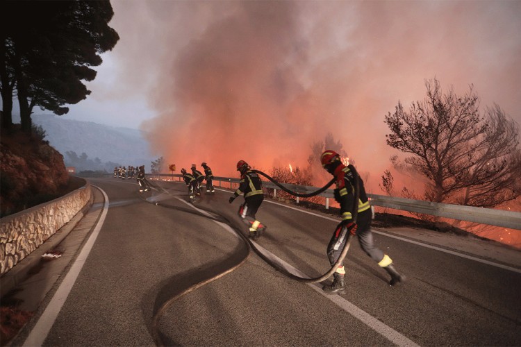 Haos u Hrvatskoj: Vatra se širi prema Nacionalnom parku Krka, zahvatila kuće