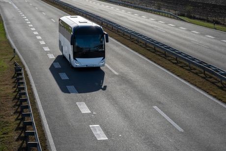 Srbin na granici sa Mađarskom vozio autobus unazad! Snimak izazvao haos: „Ovo je ravno ubistvu“