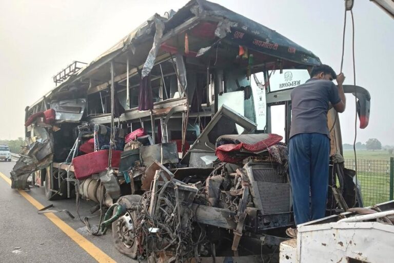 Sudarili se autobus i kamion: Najmanje 18 mrtvih