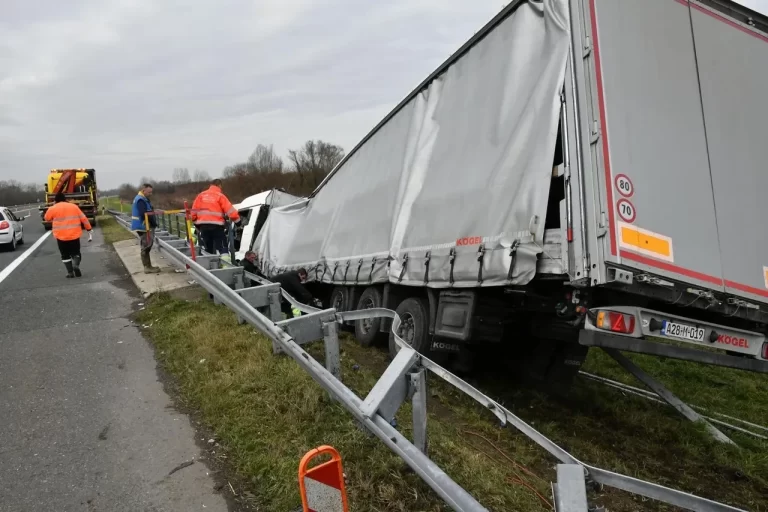 Vozač iz BiH sletio s puta, kamion završio u jarku