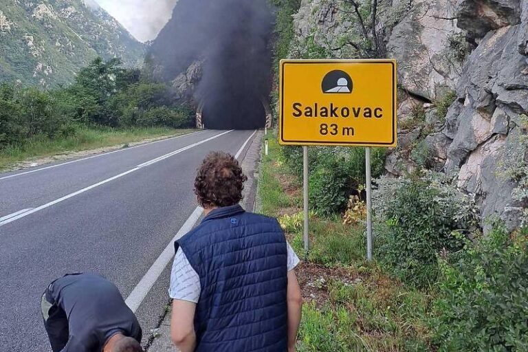 Jedna osoba poginula kod tunela Salakovac, kamion se zapalio nakon sudara s dva automobila