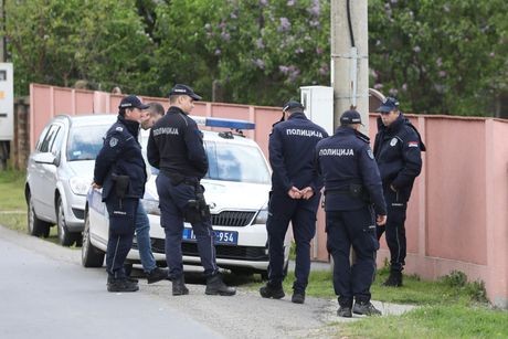 Nenad je kao kobac kružio oko kuće ženinih roditelja naoružan do zuba: Policija ga sprečila u jezivoj nameri