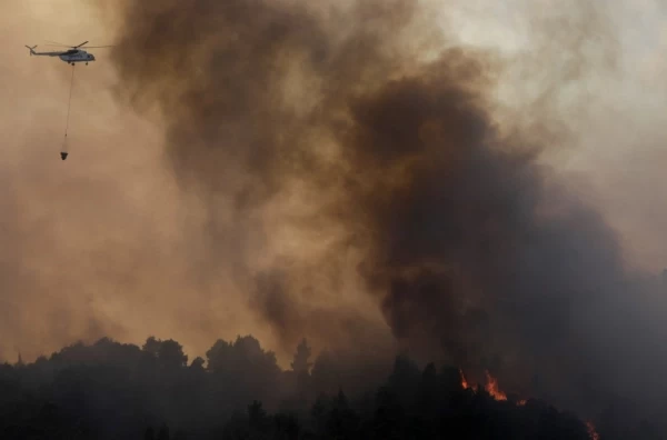 Požar na Halkidikiju: Vatrogasci se bore sa vatrenom stihijom, u pomoć došli helikopter