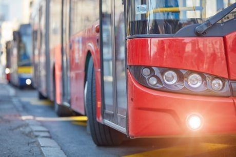 Šutirao je autobus, pokušao da odvali retrovizor, pretio vozaču: Putnik na liniji 27 napravio haos