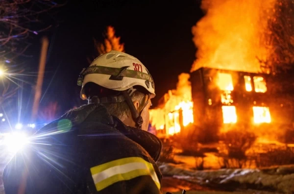 Stravične scene iz Smedereva: Udario grom, plamen zahvatio tri kuće; „U trenutku izgubiš dom“ FOTO/