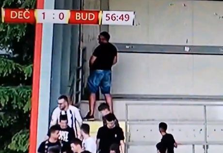 Šokantna scena u Crnoj Gori: Navijač snimljen dok vrši nuždu na stadionu, Varvari izbačeni sa tribina