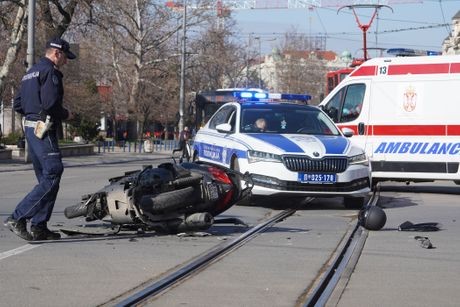 Mogao je da ga ubije! Snimljena jeziva nesreća u centru Beograda, vozač udario motociklistu i pobegao