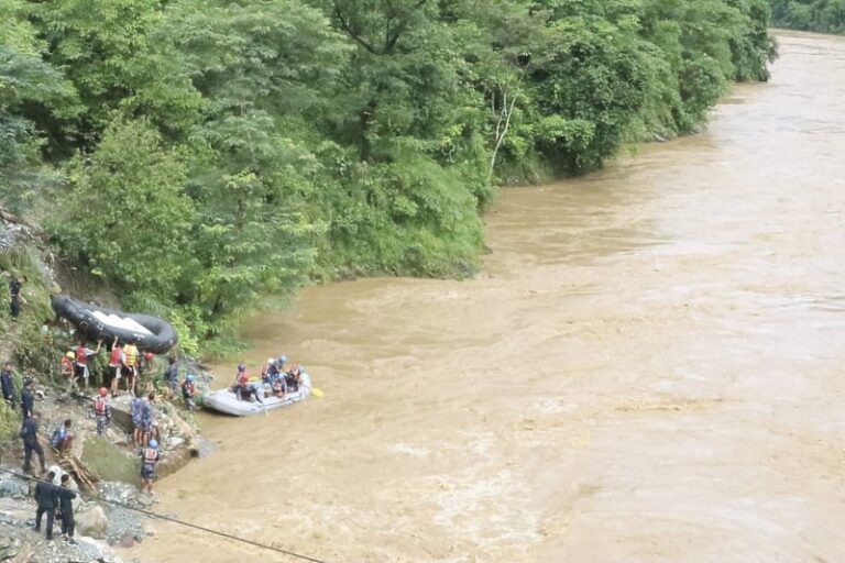 Klizište u Nepalu odnijelo u rijeku autobuse s više od 50 ljudi, spasioci ne mogu da pronađu vozila