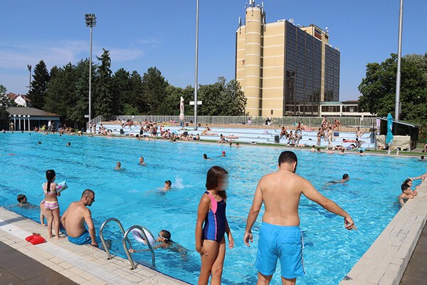 Užasan napad na bazenu u Novom Sadu: Tinejdžerka iz sve snage udara ženu sa djetetom u rukama pesnicama u glavu