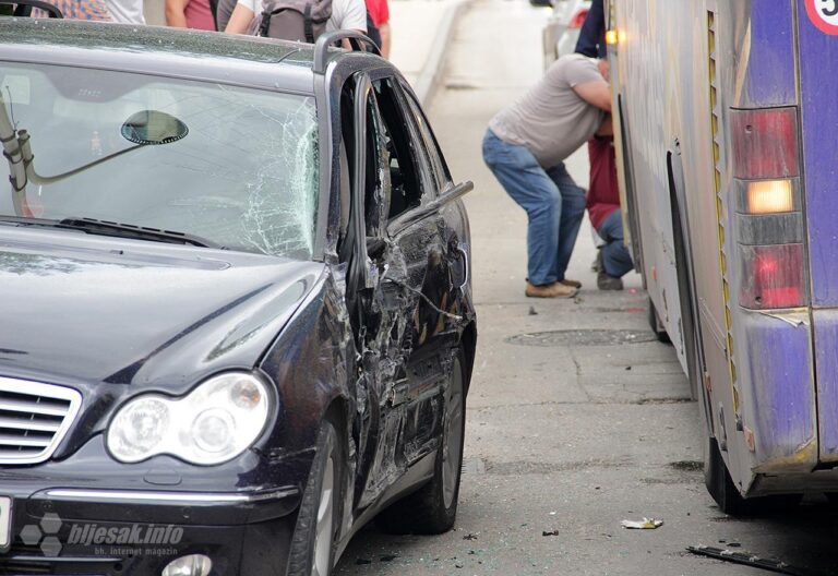 Muškarac poginuo u saobraćajnoj nesreći kod Leskovca: Sudarili se autobus i automobil