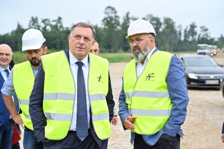 Milorad Dodik sa predstavnicima JP „Autoputevi RS“ obišao gradilište dionice auto-puta Rača – Bijeljina           Strateški projekat za još čvršće veze Srpske i Srbije