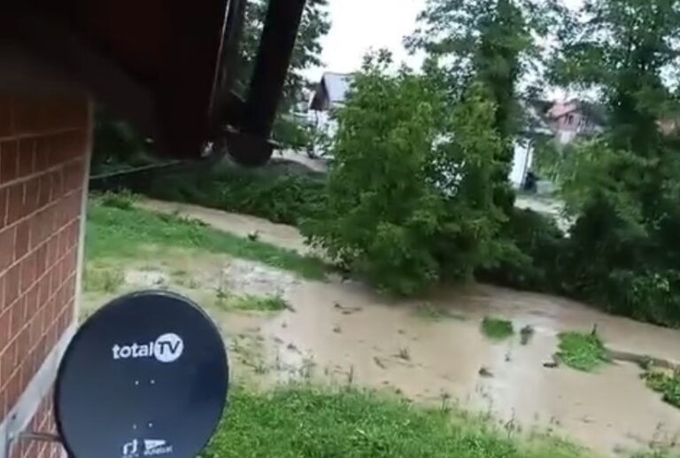 Evo šta je uradila poplava u blizini Banja Luke: Kuće, garaže, dvorišta, sve je pod vodom FOTO