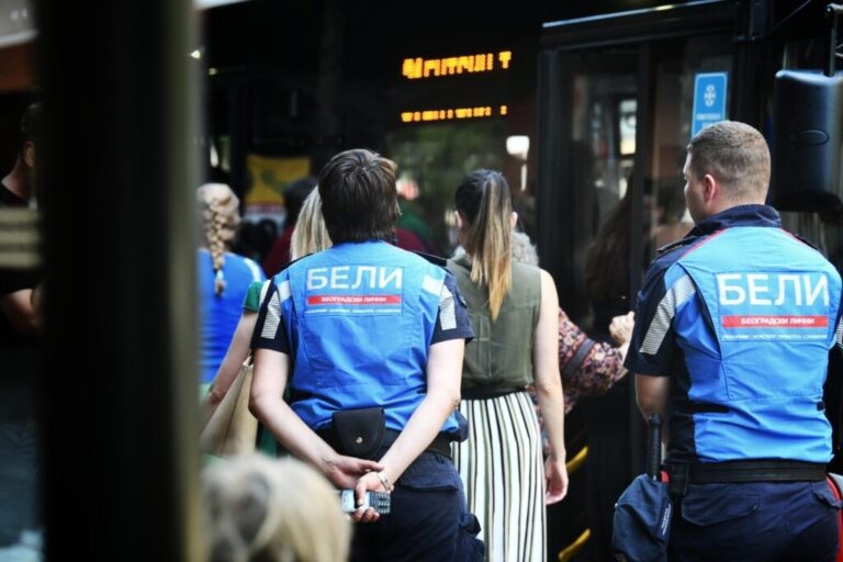 Komunalna policajka „cima i vuče“ djevojku za ruku, dok ona plače i moli je da prestane