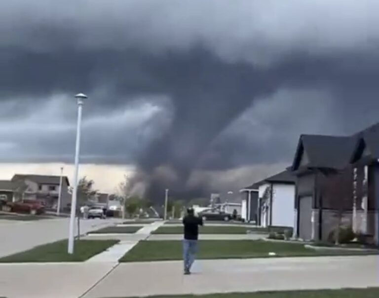 Katastrofa u SAD: Tornado prevrće vozila i ruši kuće, ima mrtvih