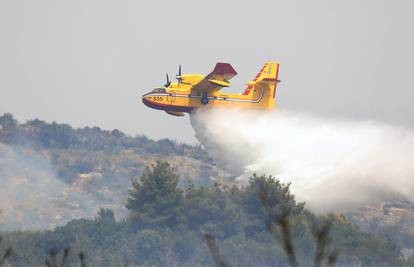 Požar kod Leptokarije: Helikopteri prelijeću popularno ljetovalište, 39 vatrogasaca na terenu