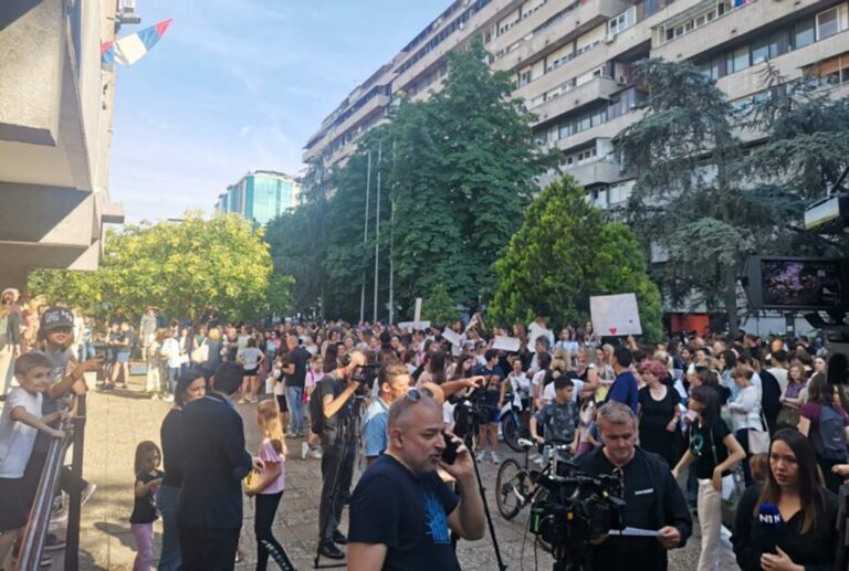 Protest ispred OŠ „Jovan Dučić“ zbog napada na nastavnicu: Roditelji i učenici poslali poruke protiv nasilja